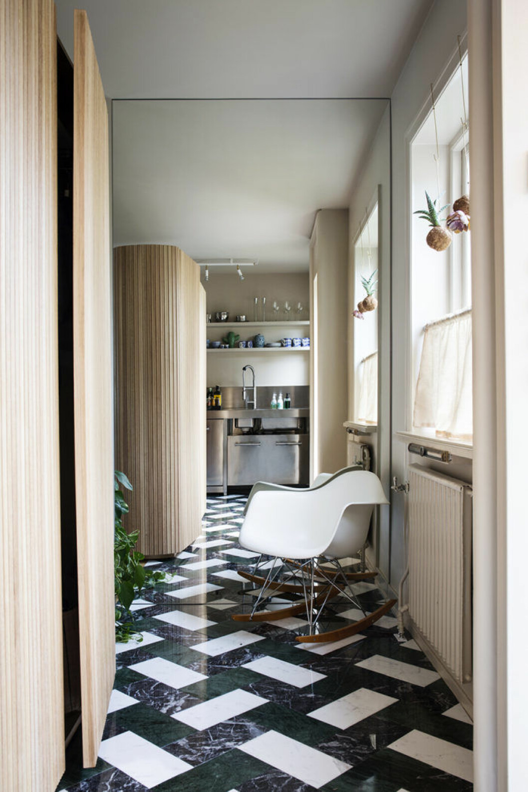 Styling: <a href="http://www.gillrenlund.com/" target="_blank" rel="noopener">Gill Renlund</a> Foto: <a href="http://www.folio.se/photographer/Johan+Sell%C3%A9n.aspx" target="_blank" rel="noopener">Johan Sellén</a>. Syns i: <a href="https://www.elle.se/decoration/kika-in-i-en-funkisdrom-pa-en-av-stockholms-vackraste-gator/">”Fin funkisdröm med italienska influenser”</a>. Mönstrat stengolv