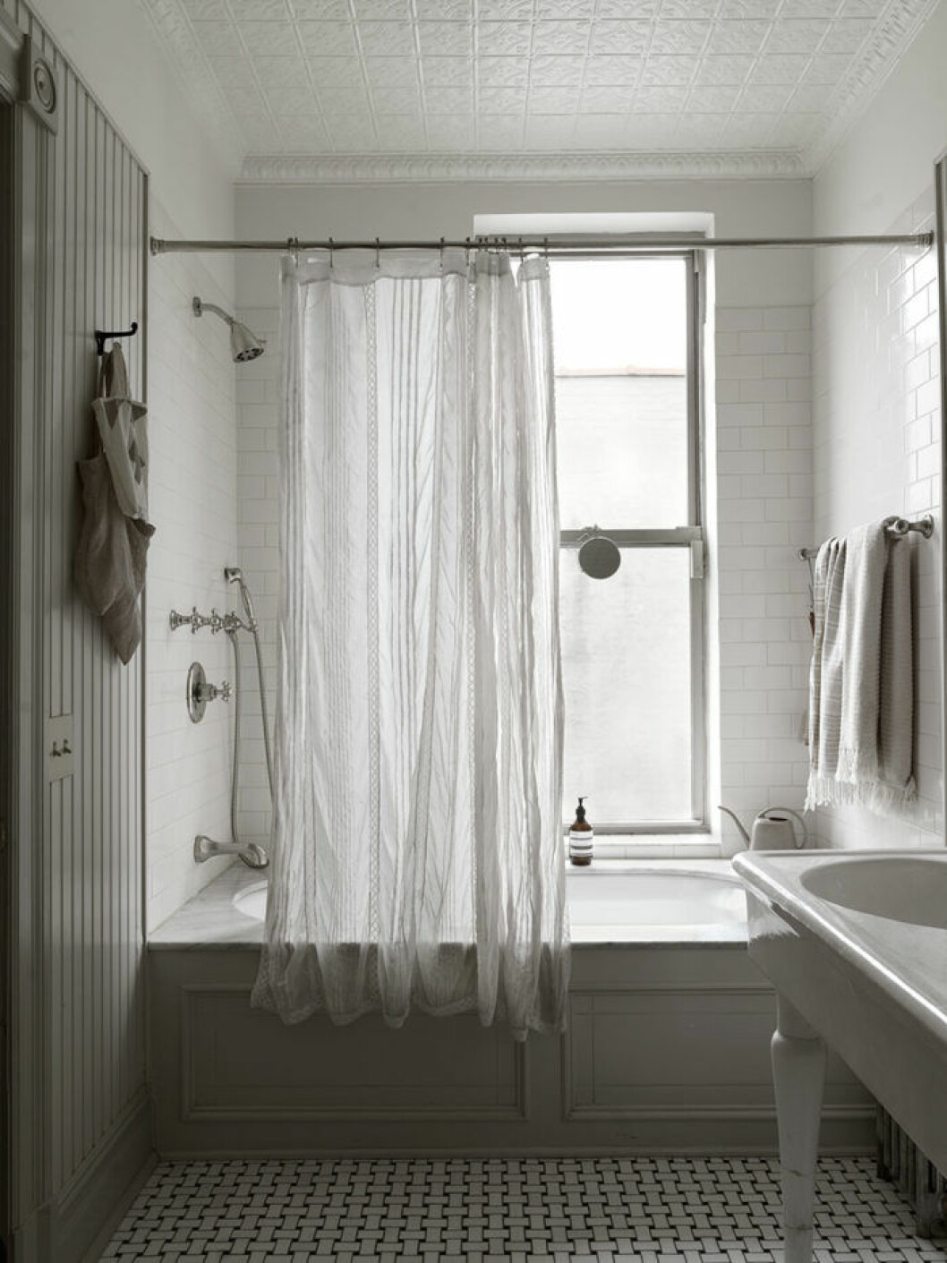 Foto: <a href="http://www.petrabindel.com/" target="_blank" rel="noopener">Petra Bindel</a> Syns i: <em><a href="http://www.elledecoration.se/decoration/nina-perssons-magiskt-vackra-hem-i-new-york/" target="_blank" rel="noopener">Nina Perssons magiskt vackra Harlem-hem</a></em> nina_persson_badrum_foto_petra_bindel