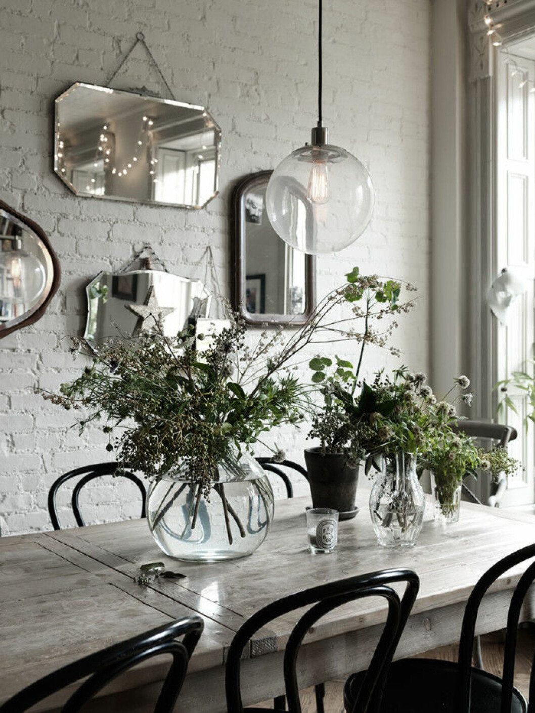 Foto: <a href="http://www.petrabindel.com/" target="_blank" rel="noopener">Petra Bindel</a>, styling: <a href="http://emmaperssonlagerberg.blogspot.se/" target="_blank" rel="noopener">Emma Persson Lagerberg</a>. Syns i: ”<a href="https://www.elle.se/decoration/nina-perssons-magiskt-vackra-hem-i-new-york/">Nina Perssons magiska hem i New York</a>”. Vit tegelvägg med speglar