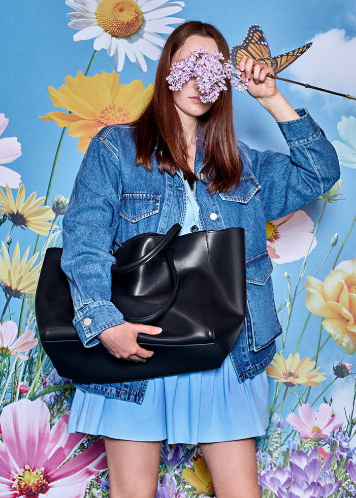 Cordelia dress, 2 095 kr – Sandro. Army Denim Jacket, 4 500 kr – Totême. Väska, Yacht, 1 799 kr, Stylein – NK Nordiska Designers.