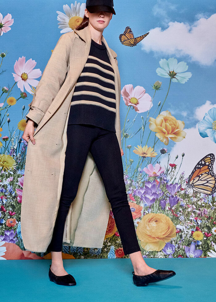 Kajsa trenchcoat, 4 699 kr, House of Dagmar – NK Nordiska Designers. Mazzy Roundneck tröja, 2 199 kr, House of Dagmar – NK Nordiska Designers. Svarta leggings, 899 kr, Residus NK Nordiska Designers. Handskar, 1 699 kr, Handsome - NK Nordiska Designers. Baseball cap, 1 300 kr – Totême. Ballerina, 2 795 kr, Rag and Bone – NK Internationella Designers.