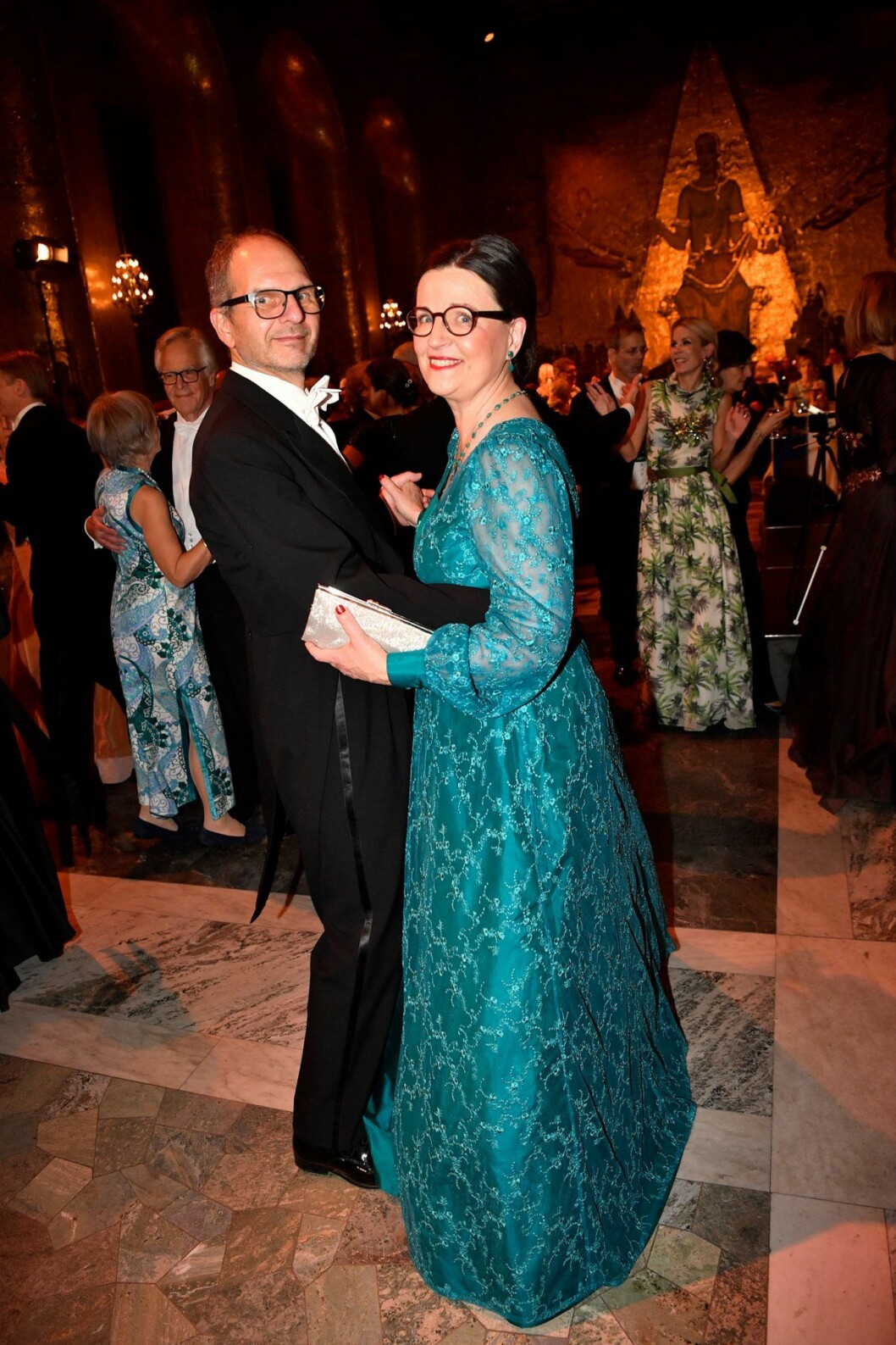 Utbildningsminister Anna Ekström valde en silvrig clutch.