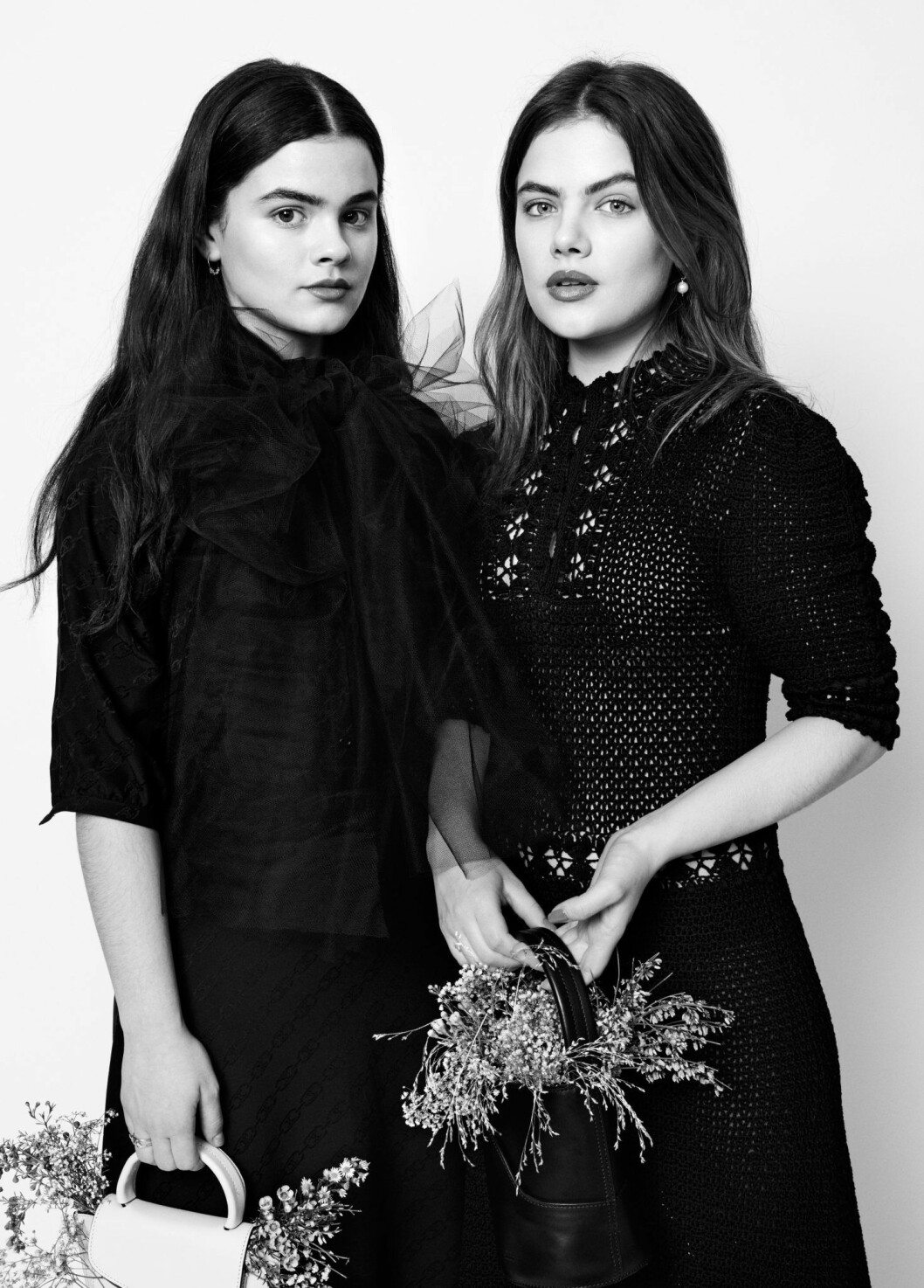 Nora: Klänning, 19 960 kr, Celine by Hedi Slimane. Väska, 3 200 kr, ATP Atelier. Alva: Klänning, 58 080 kr, Celine by Hedi Slimane. Väska, 3 500 kr, ATP Atelier. Örhängen, 1 495 kr, Maria Nilsdotter. Nora och Alva i klänningar från Celine by Hédi Slimane