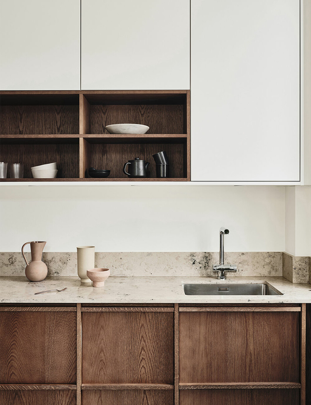 Luckor i ek ger en varm känsla i det i övrigt minimalistiska köket. Foto: Nordiska Kök Nordiska Kök modernt träkök i ek