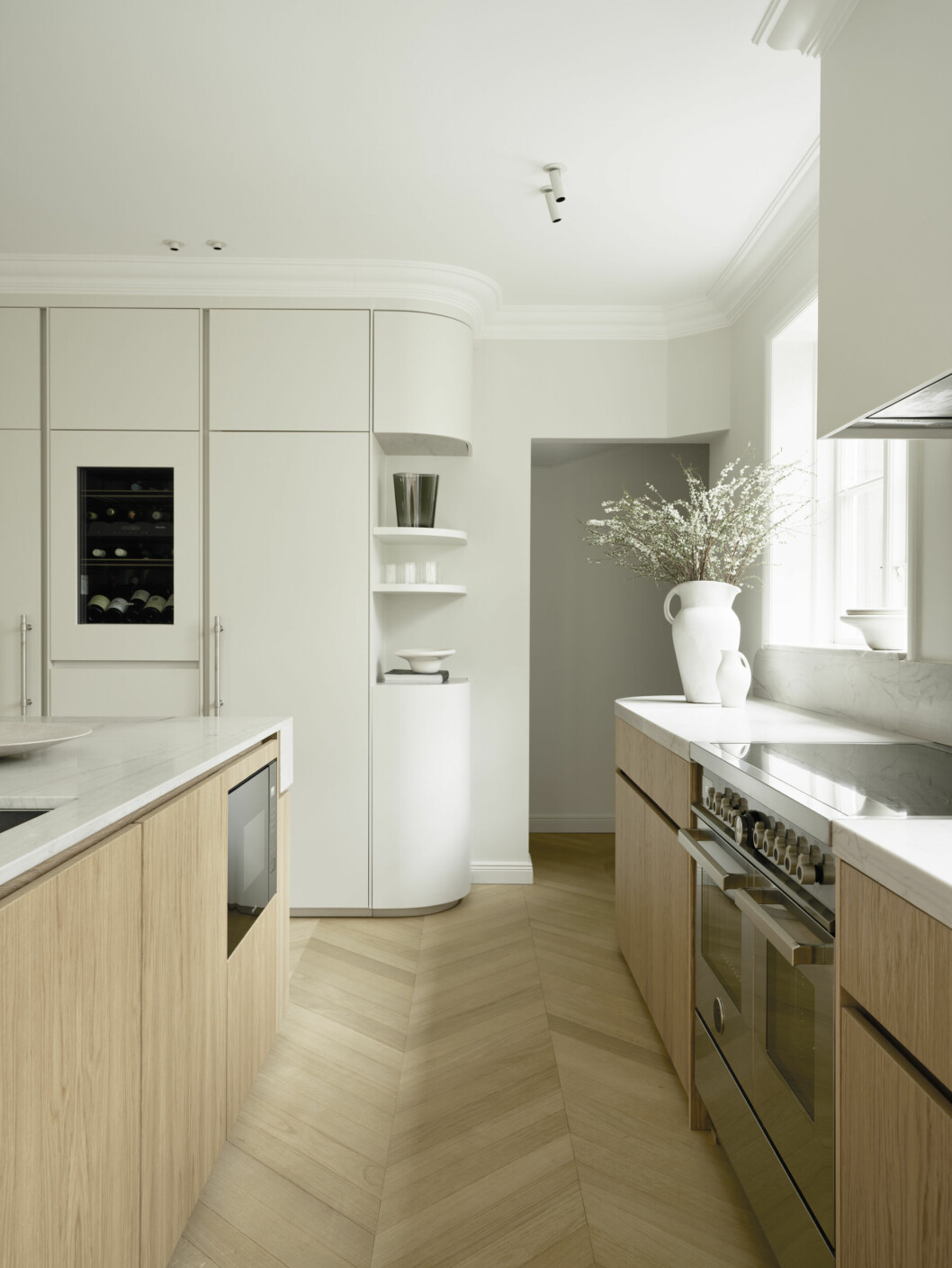 Mjukt, inbjudande och stilsäkert med de rundade linjerna i köksinredningen. elegant modernt kök i modern organic stil från nordiska kök