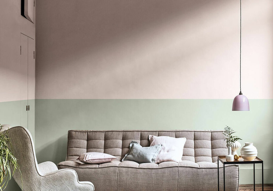 Kombinera trendfärgerna för ett färgglatt hem – här har väggen målats med <em>Dreamy Pink</em> och <em>Tranquil Dawn</em>. Foto: Nordsjö Väggen är målad i trendigt rosa och grönt – här med Dreamy Pink och Tranquil Dawn från Nordsjö