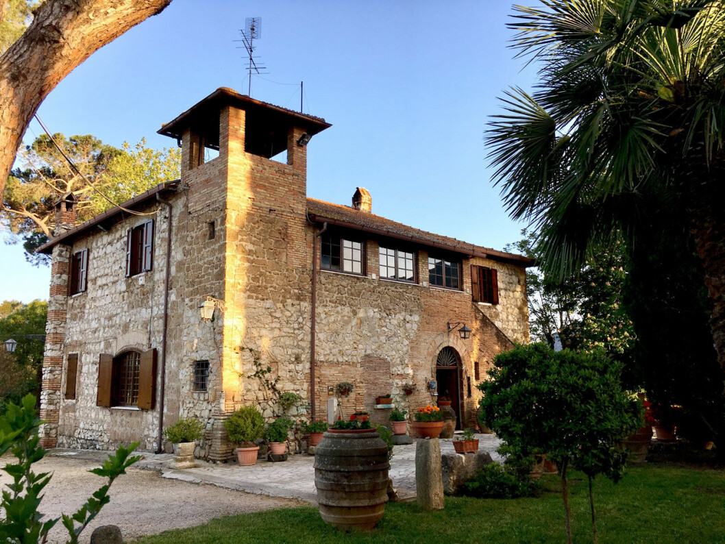 En riktigt idyll med stor trädgård och pool. Italienska drömvillan i Normala människor