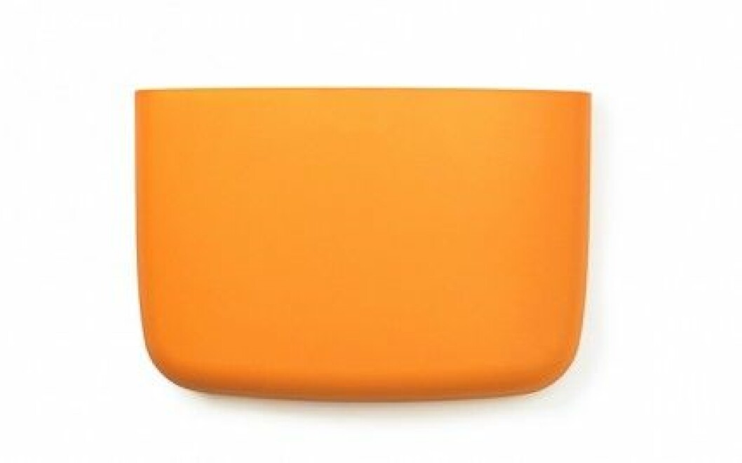 <strong>10. Alla nyanser av orange</strong><br>Från senapsgult till brandrött – nu ser vi orange! Den pigga färgen syntes på catwalken hos såväl Chloé som Prada, Gucci och Barbara Bui och är en riktig vitamininjektion i hemmet. Oavsett om det är i form av 70-talsflirtande terrakotta och sammet eller futuristiska neondetaljer – orange IS the new black.<br>PS. Säsong 3 av den kultförklarade tv-serien med samma namn börjar sändas i juni.<br>Förvaringsficka Pocket Organizer i nya färgen<em> Golden Yellow</em>, Normann Copenhagen. Normann Copenhagen_Pocket_Organizer_4_GoldenYellow_orange inredningstrender 2015