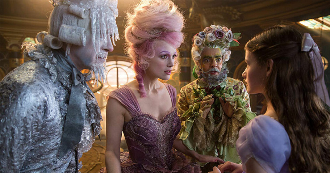 Keira Knightley spelar The Sugar Plum Fairy och Mackenzie Foy spelar huvudpersonen Clara. Foto: Disney Nötknäpparen och de fyra världarna (The Nutcracker and the four realms) har premiär i november.