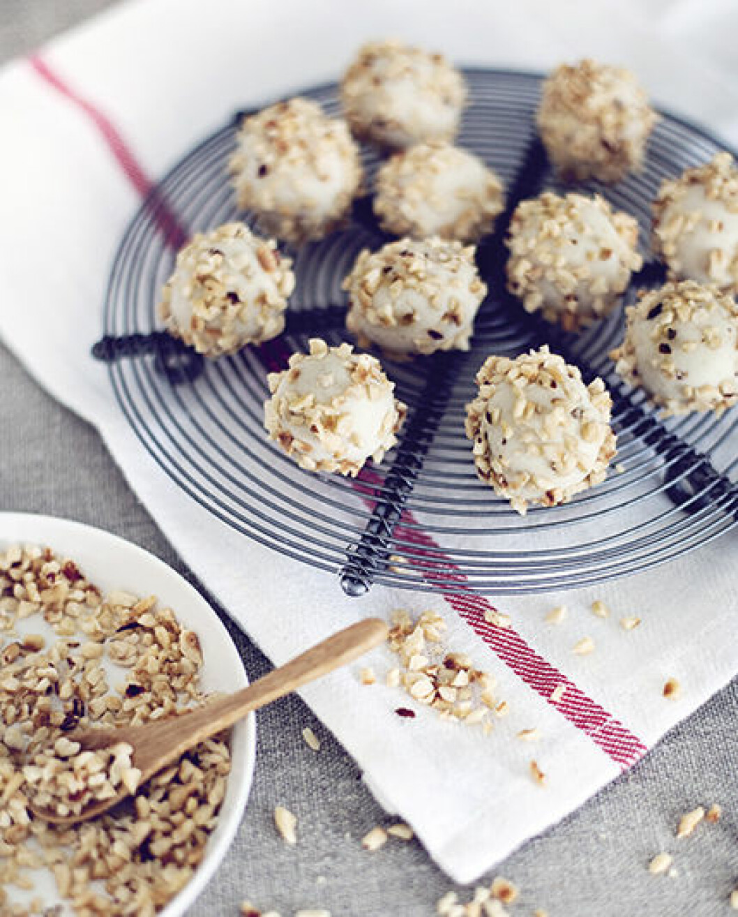 Vit chokladryffel med hasselnötslikör. Vit chokladryffel med hasselnötslikör.