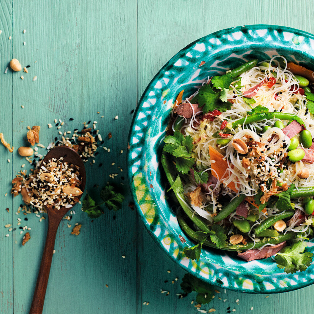 Nudelsallad med rostbiff och kokosströssel. Nudelsallad med rostbiff och kokosströssel.