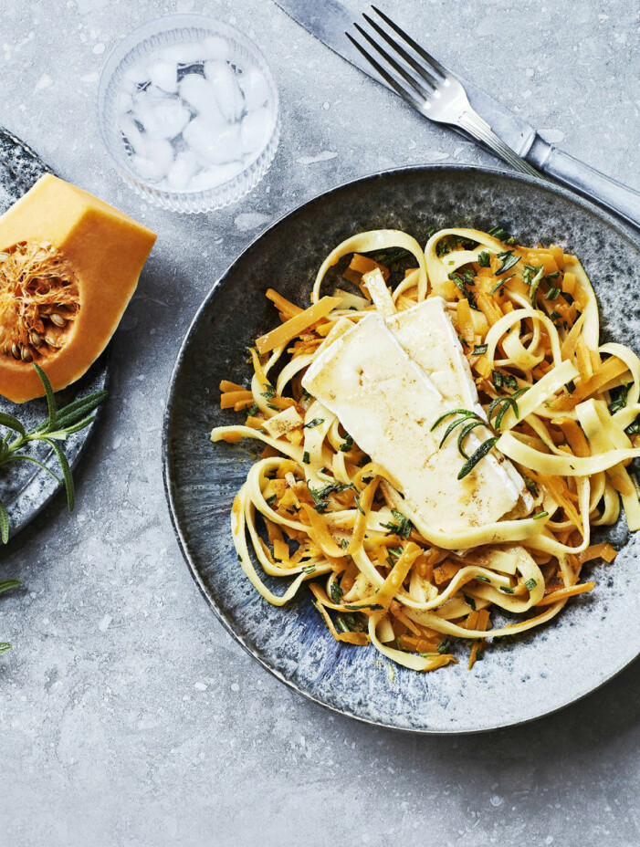 Recept på hemmagjord pasta med brynt smör och brie