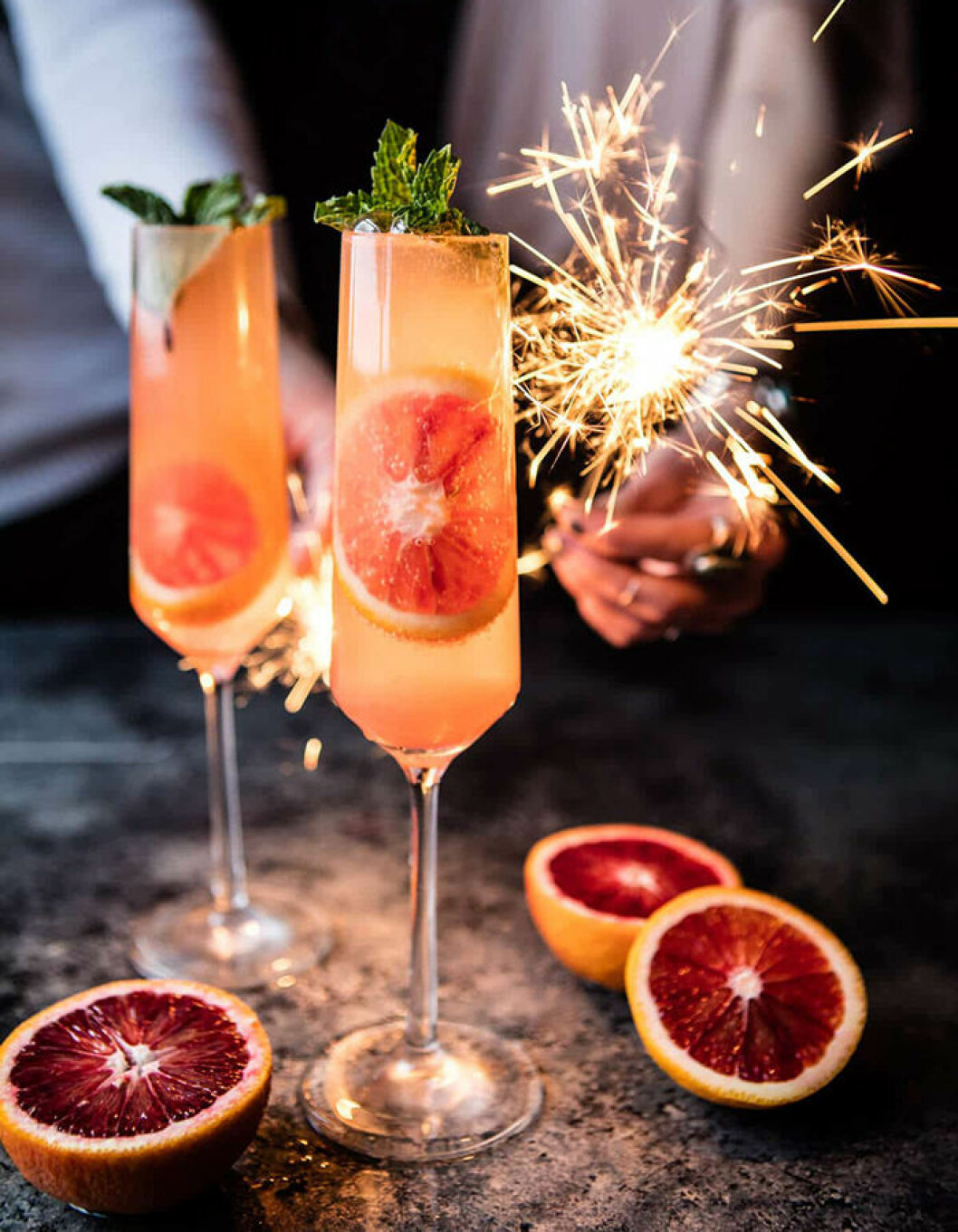 Foto: <a href="https://www.halfbakedharvest.com/blood-orange-champagne-mule/?crlt.pid=camp.0BgsOTsQ5Pv0" target="_blank" rel="noopener">Halfbakedharvest.com</a> Lyxa till champagneglaset.