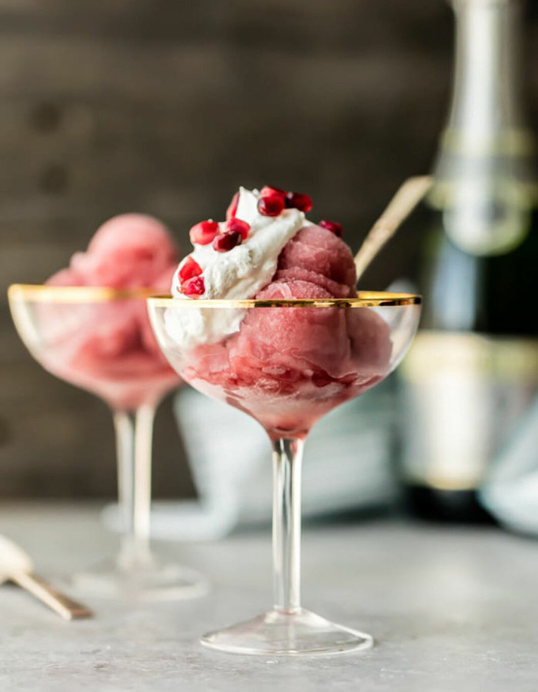 Foto: <a href="https://www.thecookierookie.com/pomegranate-champagne-sorbet/" target="_blank" rel="noopener">Thecookierookie.com</a> Lyxig dessert.