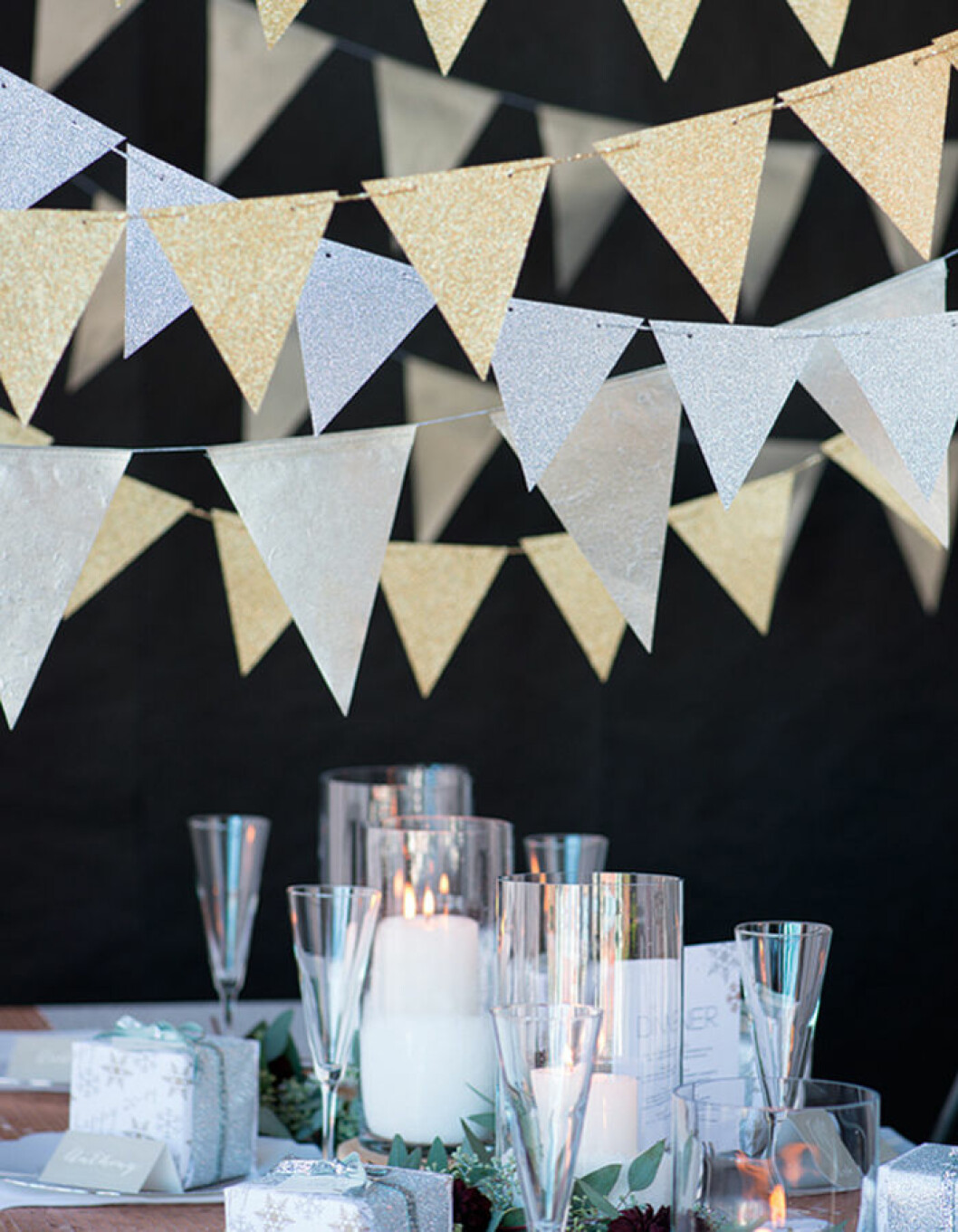 Foto via: <a href="https://ruffledblog.com/silver-and-gold-nye-party/" target="_blank" rel="noopener">ruffledblog.com</a> Skapa feststämning med vimplar.