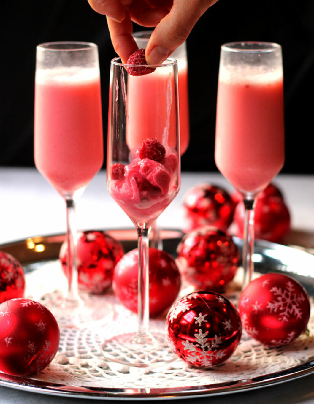 Foto: <a href="https://www.cookswithcocktails.com/new-years-toast-raspberry-cream-mimosa/" target="_blank" rel="noopener">Cookswithcocktails.com</a> Drink och dessert i ett.