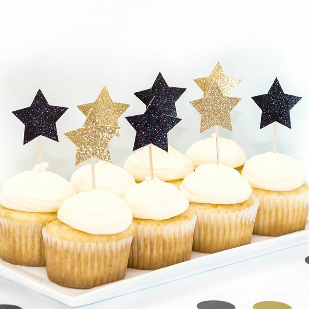 Foto: <a href="https://www.shopstudiopep.com/collections/new-years-eve/products/new-years-toppers?utm_campaign=Pinterest%20Buy%20Button&utm_medium=Social&utm_source=Pinterest&utm_content=pinterest-buy-button-072b4d9ef-5a23-4cbb-9d3f-9ea987d24ed4" target="_blank" rel="noopener">Shopstudiopep.com</a> via<a href="http://lifebyrosie.nl/diy/hapjes-voor-oud-en-nieuw/#more-11354" target="_blank" rel="noopener"> Lifebyrosie.nl</a> Cupcakes med nyårspynt.