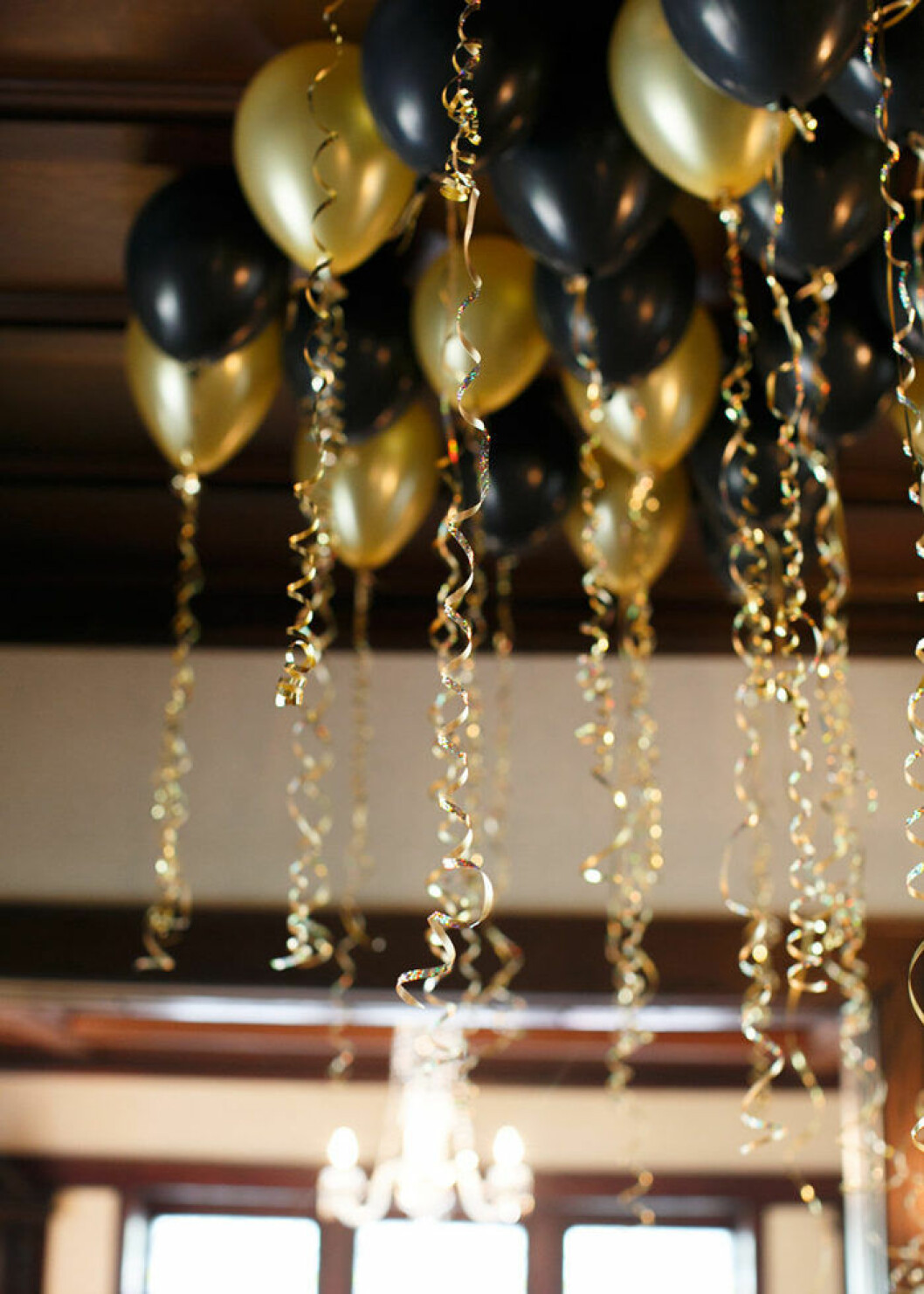 Ballonghav i guld och svart till nyår