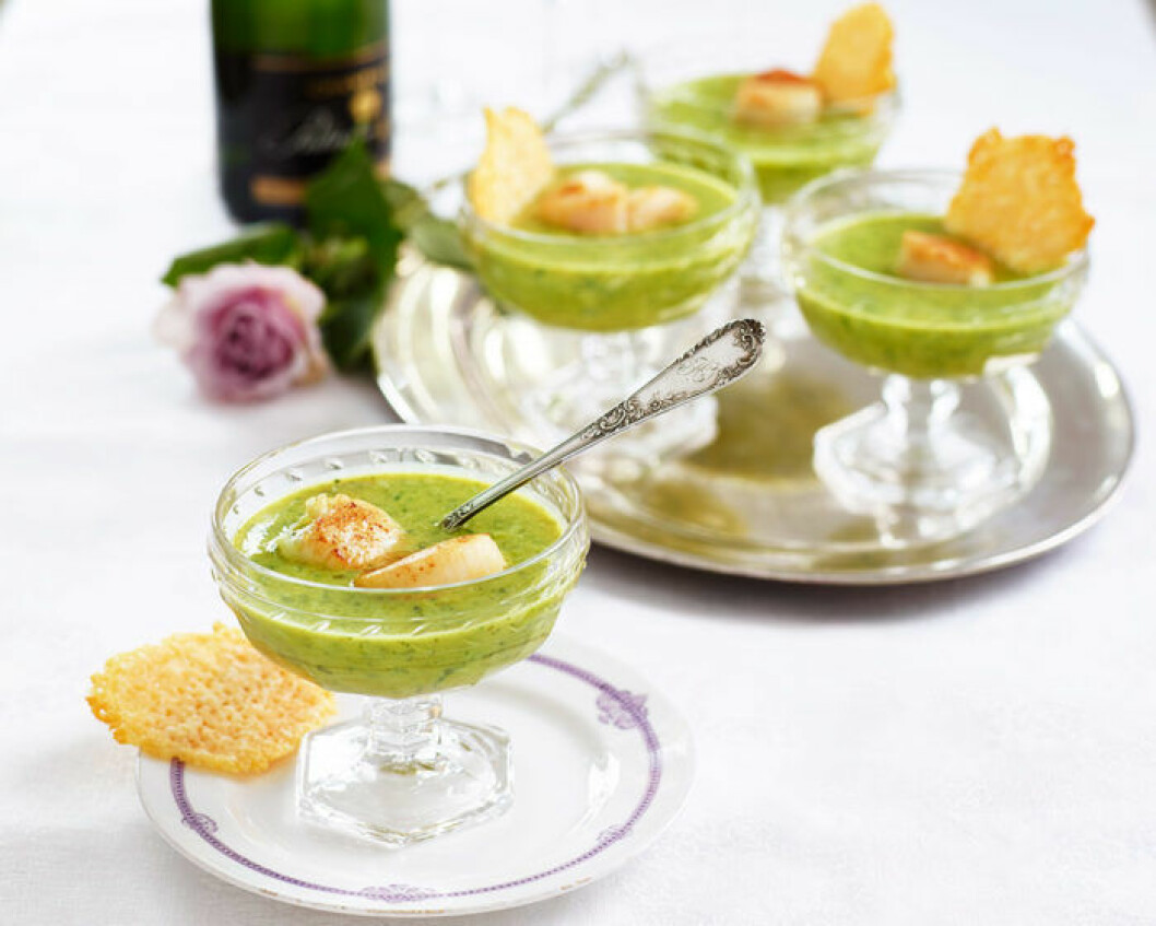 Ärt- och rucolasoppa med pilgrimsmusslor och parmesanflarn. Ärt- och rucolasoppa med pilgrimsmusslor och parmesanflarn.