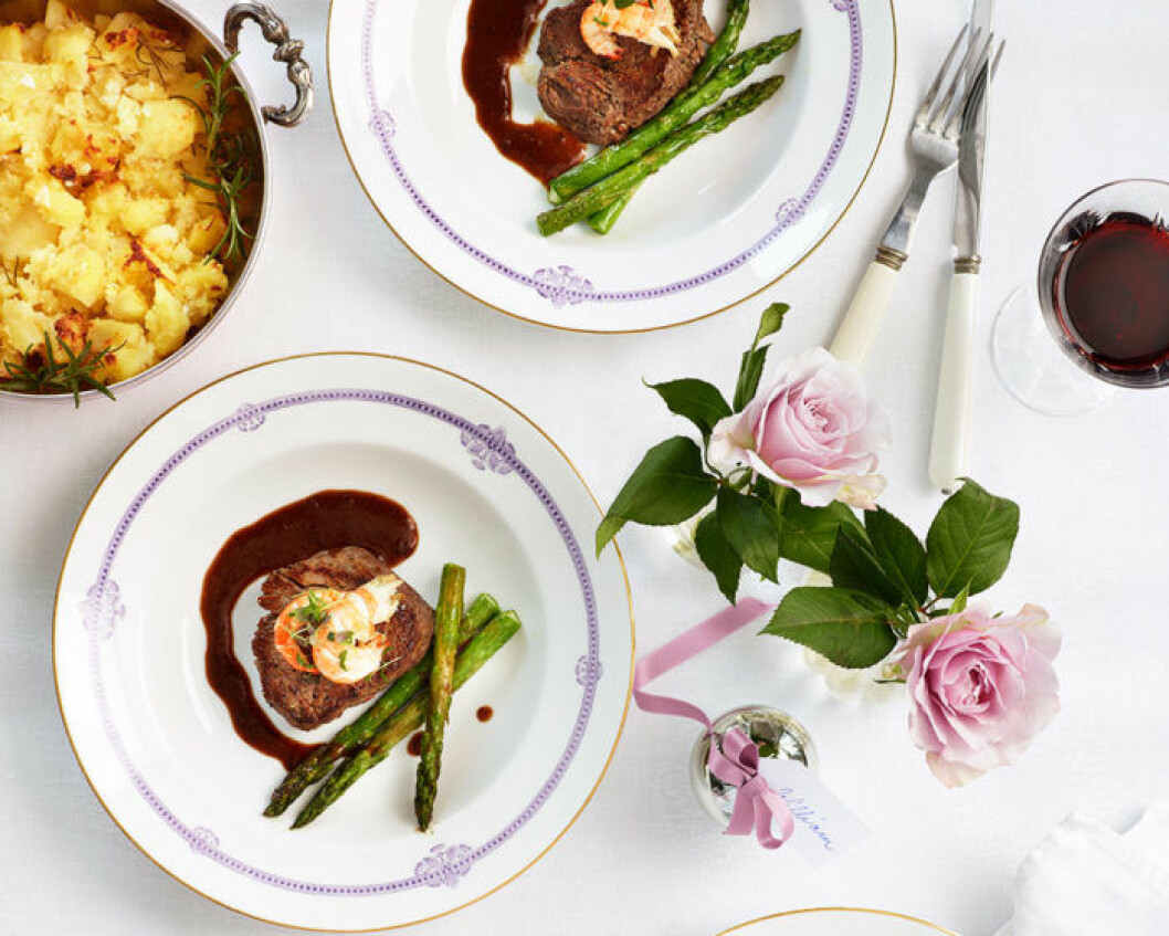 Surf & turf med rödvinssås, potatisstomp och grillad sparris.
