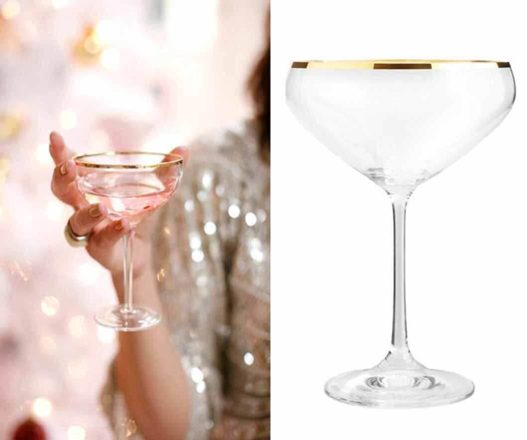 Rosa nyårsdrink med guldkantat glas