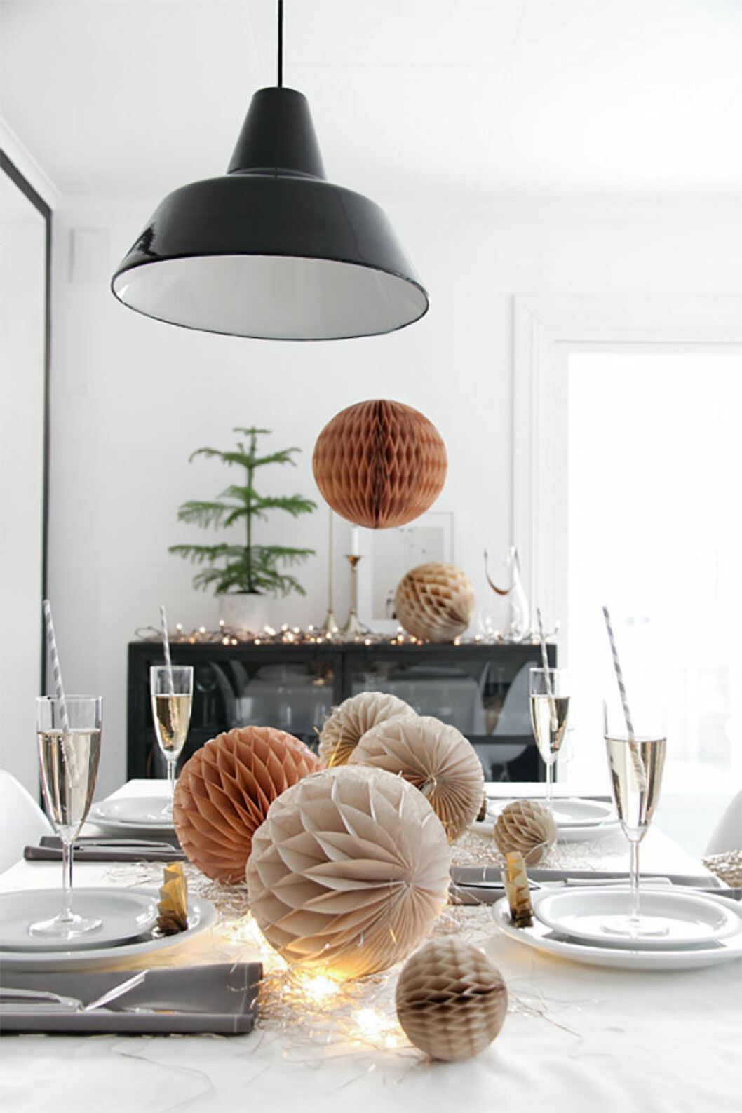 Via: <a href="http://2.bp.blogspot.com/-WvhsjDq8Kto/UOABaBzeVhI/AAAAAAAAKyA/Dr5Pr0I5LF8/s1600/Table+setting+New+Year%C2%B4s.png">stylizimo</a> Via: stylizimo