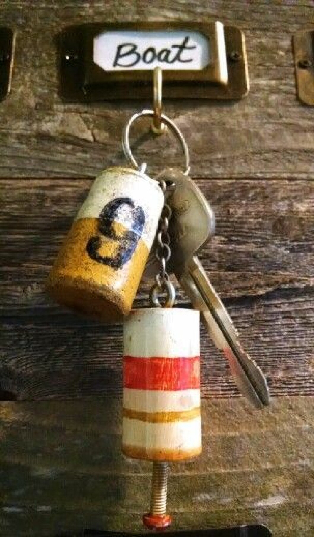 <a href="http://artsyvava.blogspot.com/2012/09/wine-cork-keychains.html">Här hittar du en beskrivning</a> på hur du gör nyckelringen, designen är upp till dig. Nyckelring gjord av vinkorkar.