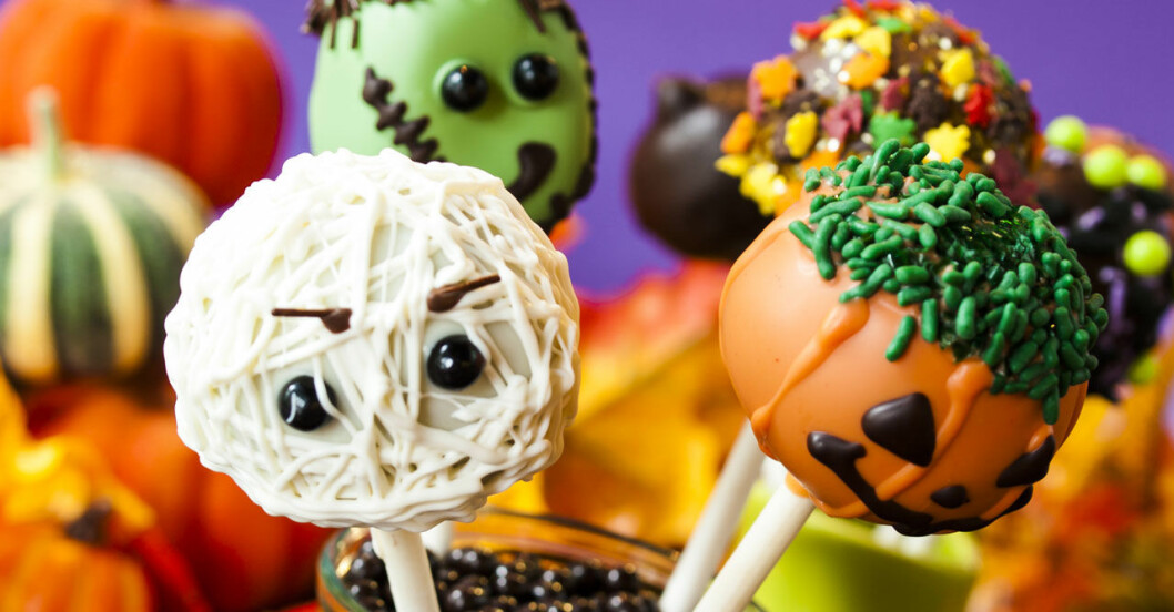 Skräckbollar. Foto: IBL Dekorerade rawbollar blir ett bra halloweengodis.