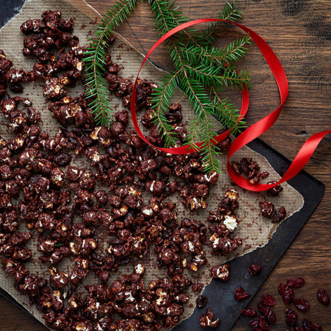 Chokladpopcorn med kanel och tranbär. Foto och recept: <a href="https://www.ica.se/halsa/recept/chokladpopcorn-med-kanel-och-tranbar-721236/" target="_blank" rel="noopener">ICA</a>