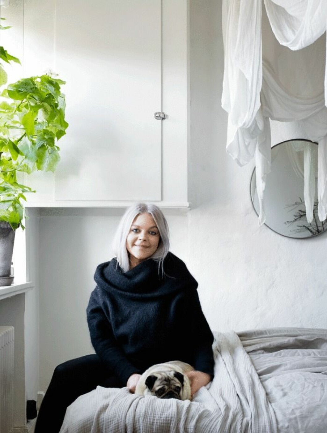 Julia tillsammans med sin mops