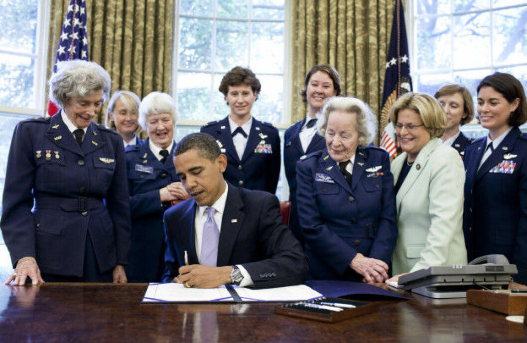 Foto från 2009 när President Obama skriver under att tilldela WASPs (Women Airforce Service Pilots) från andra världskriget ”the Congressional Gold Medal” i Vita Huset. Foto: Pete Souza/Vita Huset. Foto från 2009 när President Obama skriver under att tilldela WASPs (Women Airforce Service Pilots) från andra världskriget "the Congressional Gold Medal" i Vita Huset. Foto: Pete Souza/Vita Huset