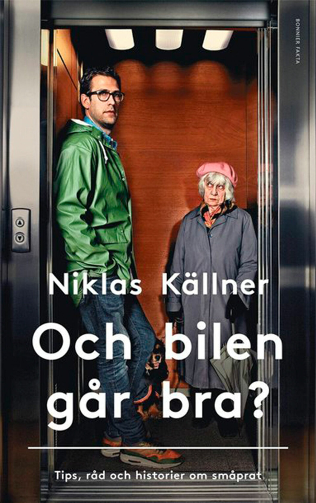 Bli en hejare på småsnacket med Niklas Källner. Bokomslag till Och bilen går bra? Bild på Niklas Källner i en hiss med en äldre dam och hennes hund.