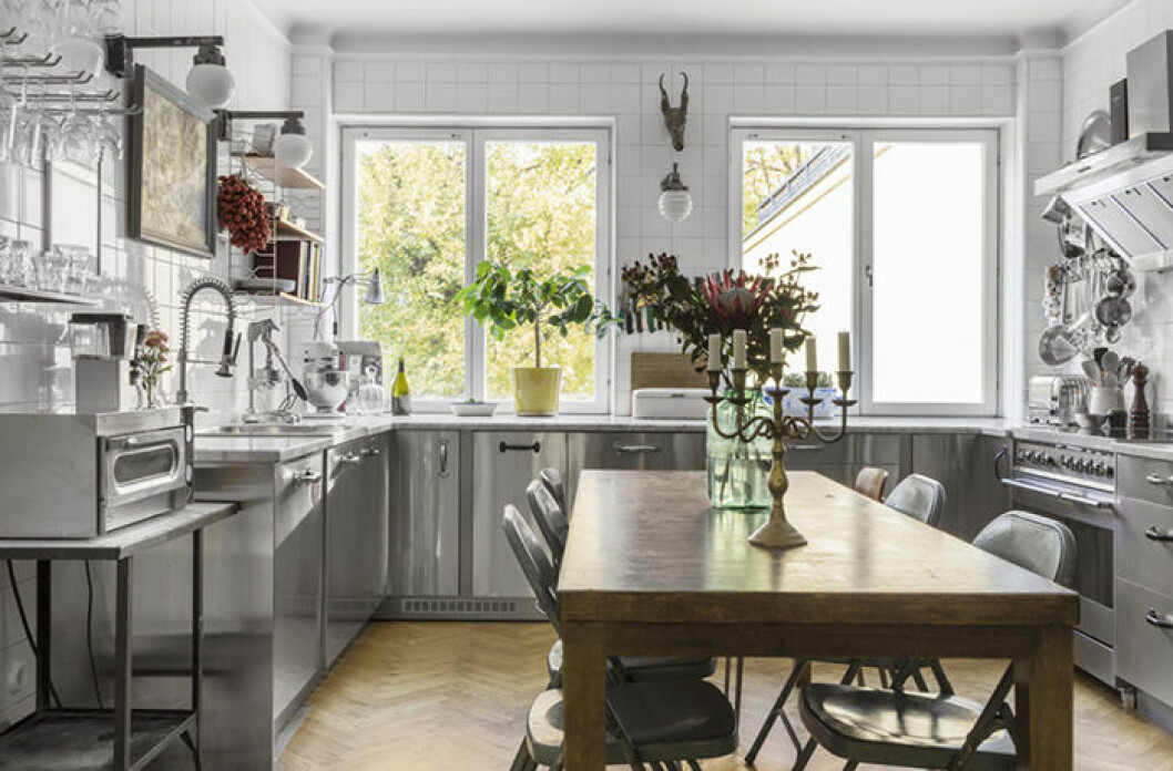 kök med glashängare
