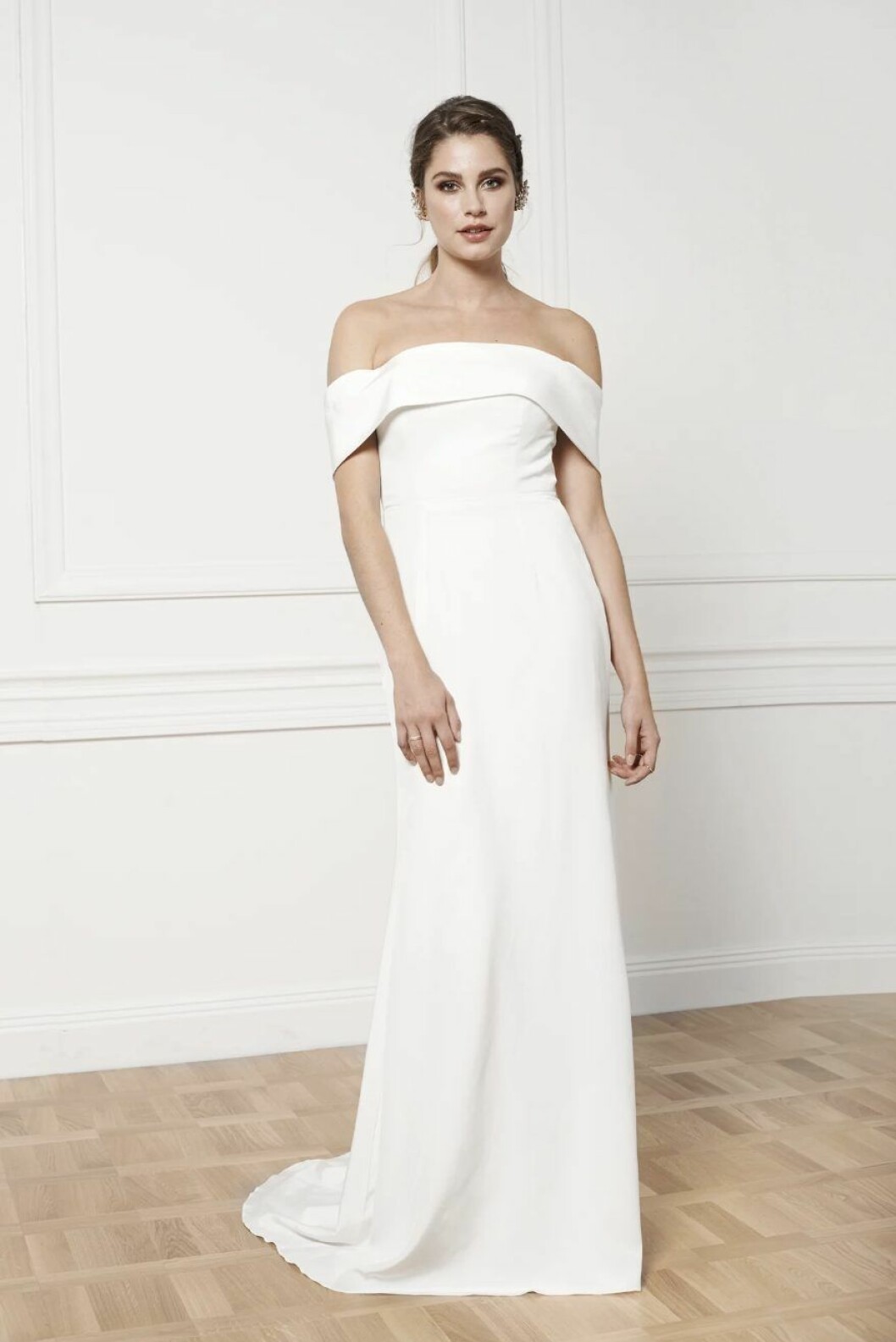 Brudklänning i off shoulder-modell