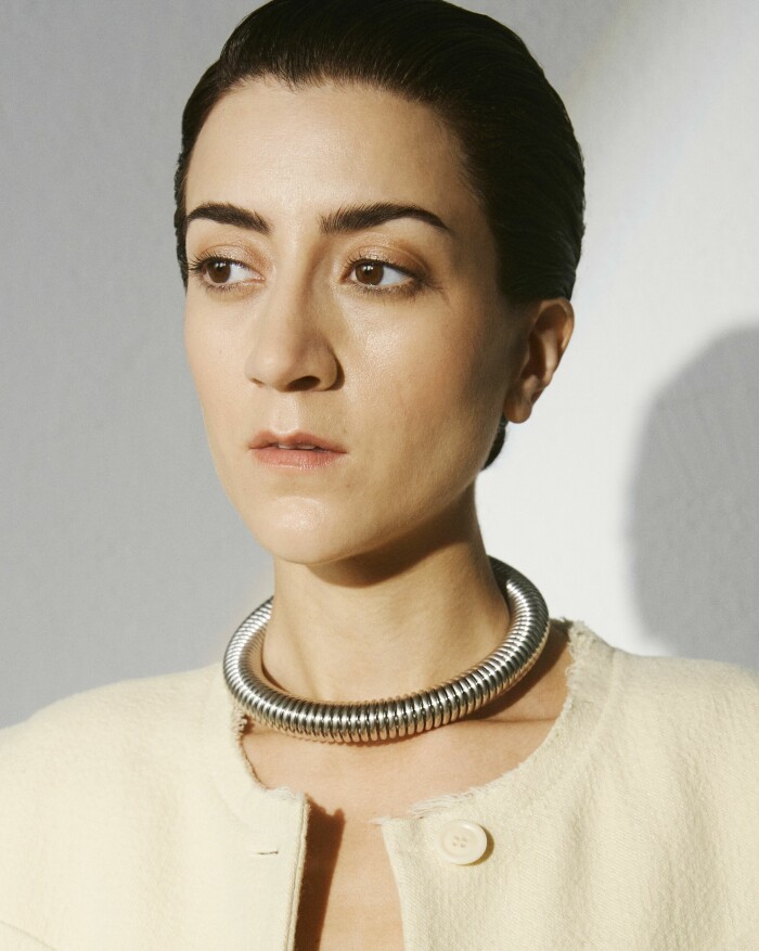 Gizem Kling Erdogan tycker att det är lättare att ställa krav på något man själv är bra på. Gizem Kling Erdogan om scenskolan