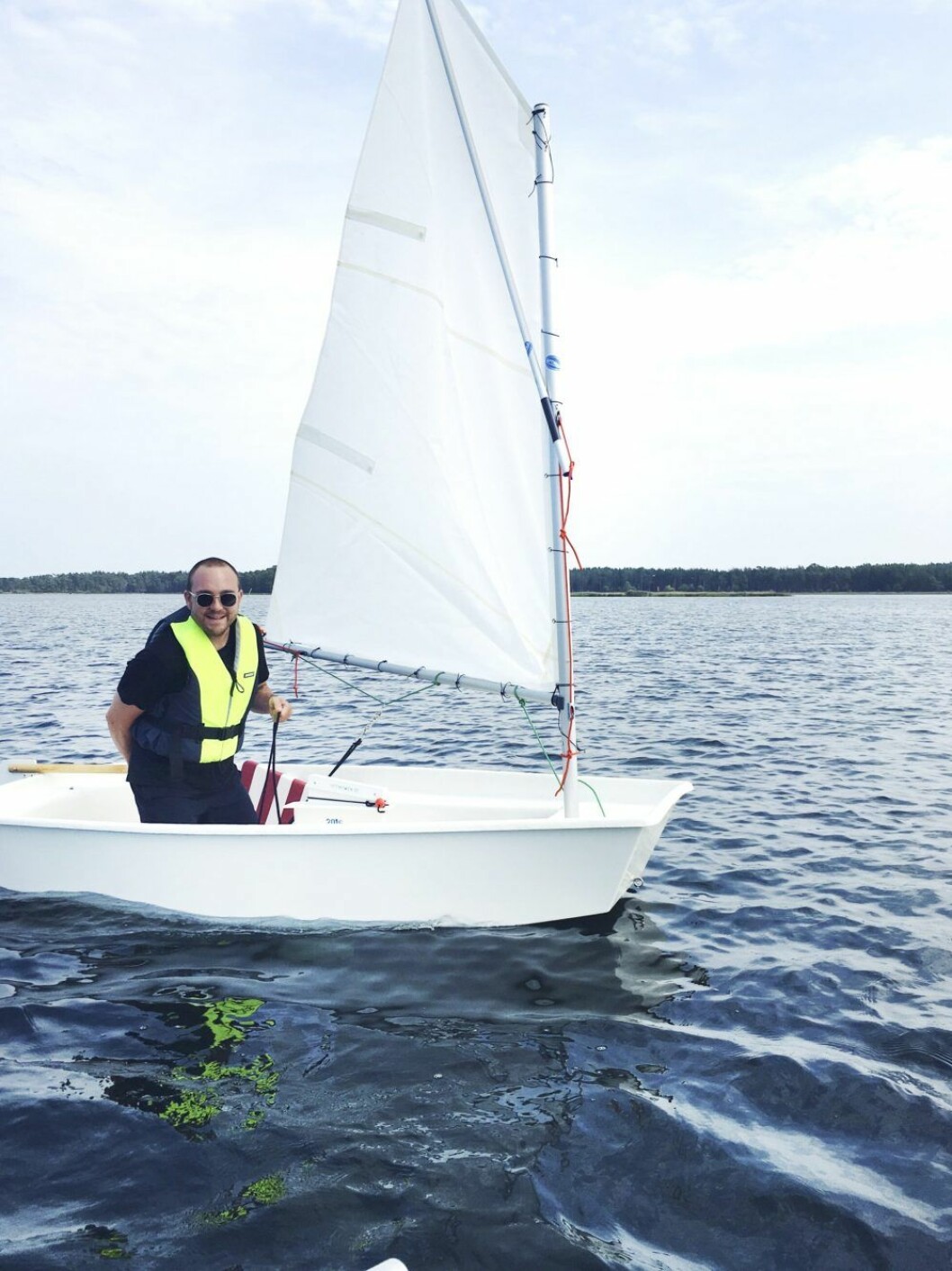 Jollen och jag i Grankullavik. ELLEs AD-assistent Oscar Fjellman på jolle på Öland