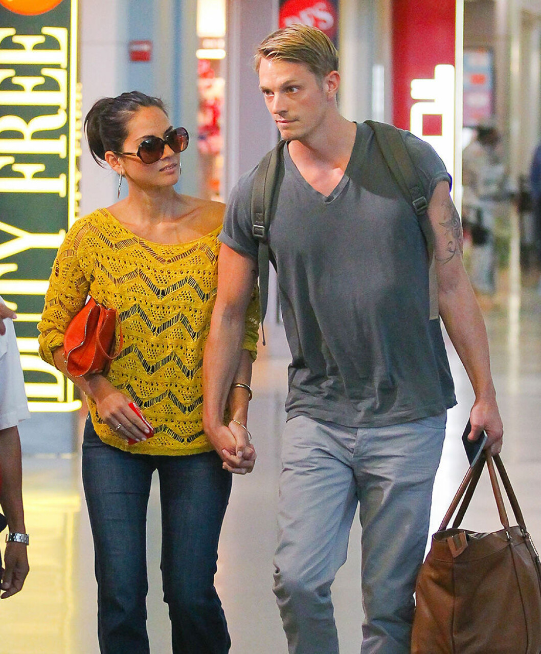 Joel Kinnaman och Olivia Munn på JFK flygplats i New York. Joel Kinnaman och Olivia Munn på JFK flygplats i New York.