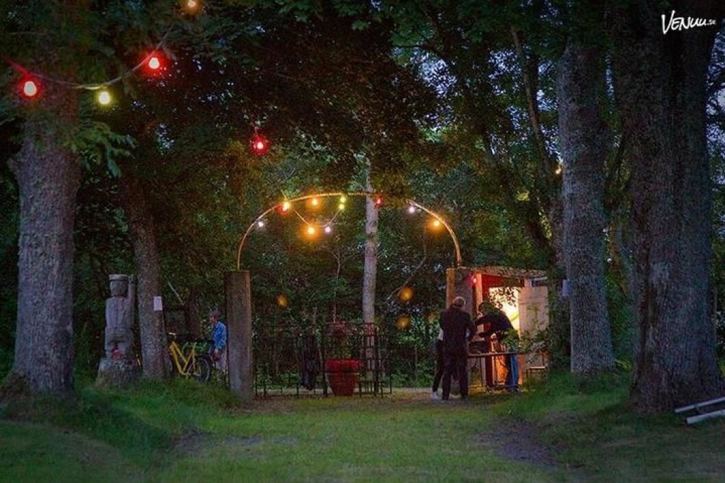 <a href="https://venuu.se/lokaler/olsta-folkpark-och-folkets-hus?ref=elle" target="_blank" rel="noopener">Ölsta folkpark</a> är perfekt för utomhusvigsel. Utomhusvigsel på Ölsta folkpark