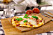 Ometlettpizza med tomat, mozzarella och rödlök.