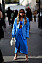 blå kjol med omlottdesign street style paris 2023