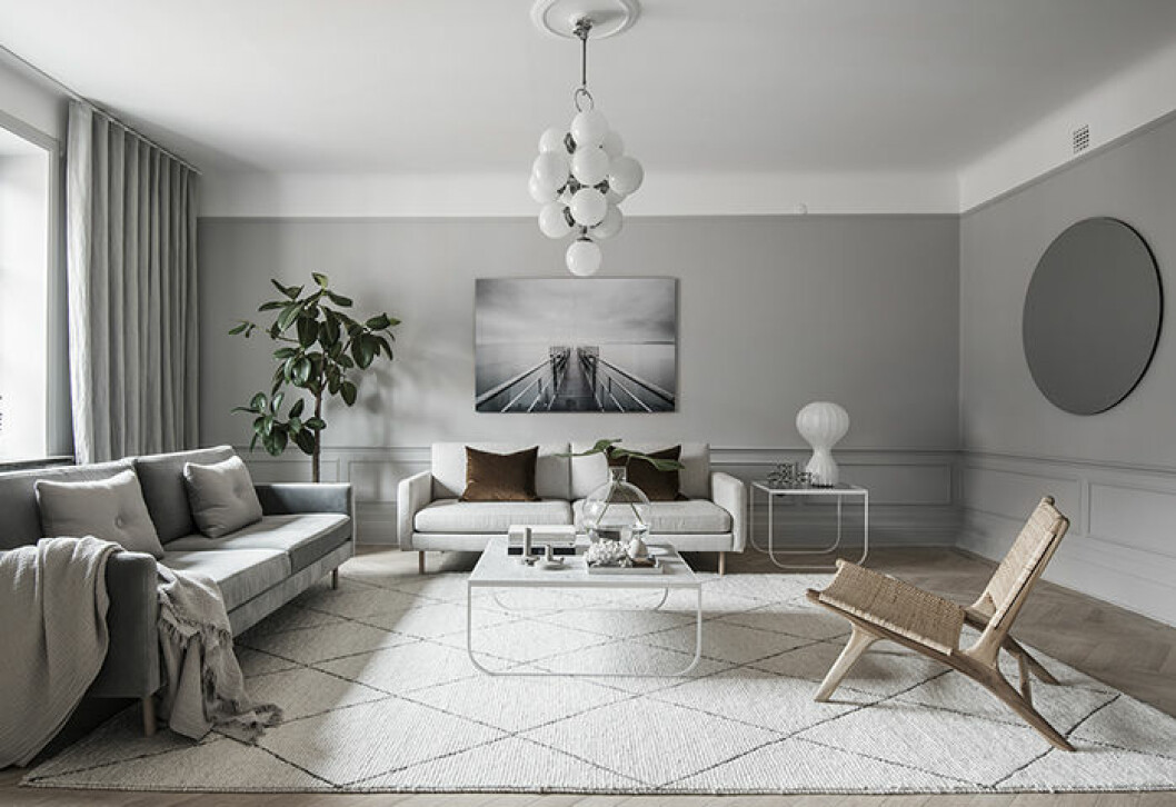 Foto: <a href="https://www.instagram.com/elisabethphotography/" target="_blank" rel="noopener">Elisabethphotography</a> Mäklare: <a href="http://www.brspec.se/" target="_blank" rel="noopener">Bostadsrättsspecialisten</a> Grått vardagsrum