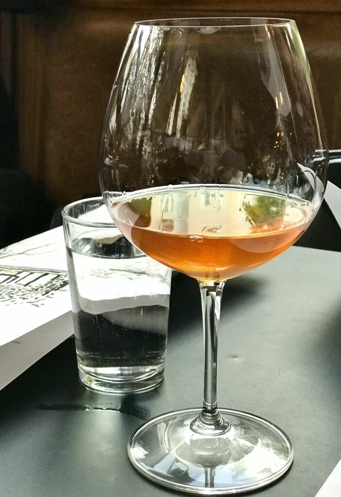 Prova ett orange vin i glaset. Orangevin är det hetaste vinet 2021.