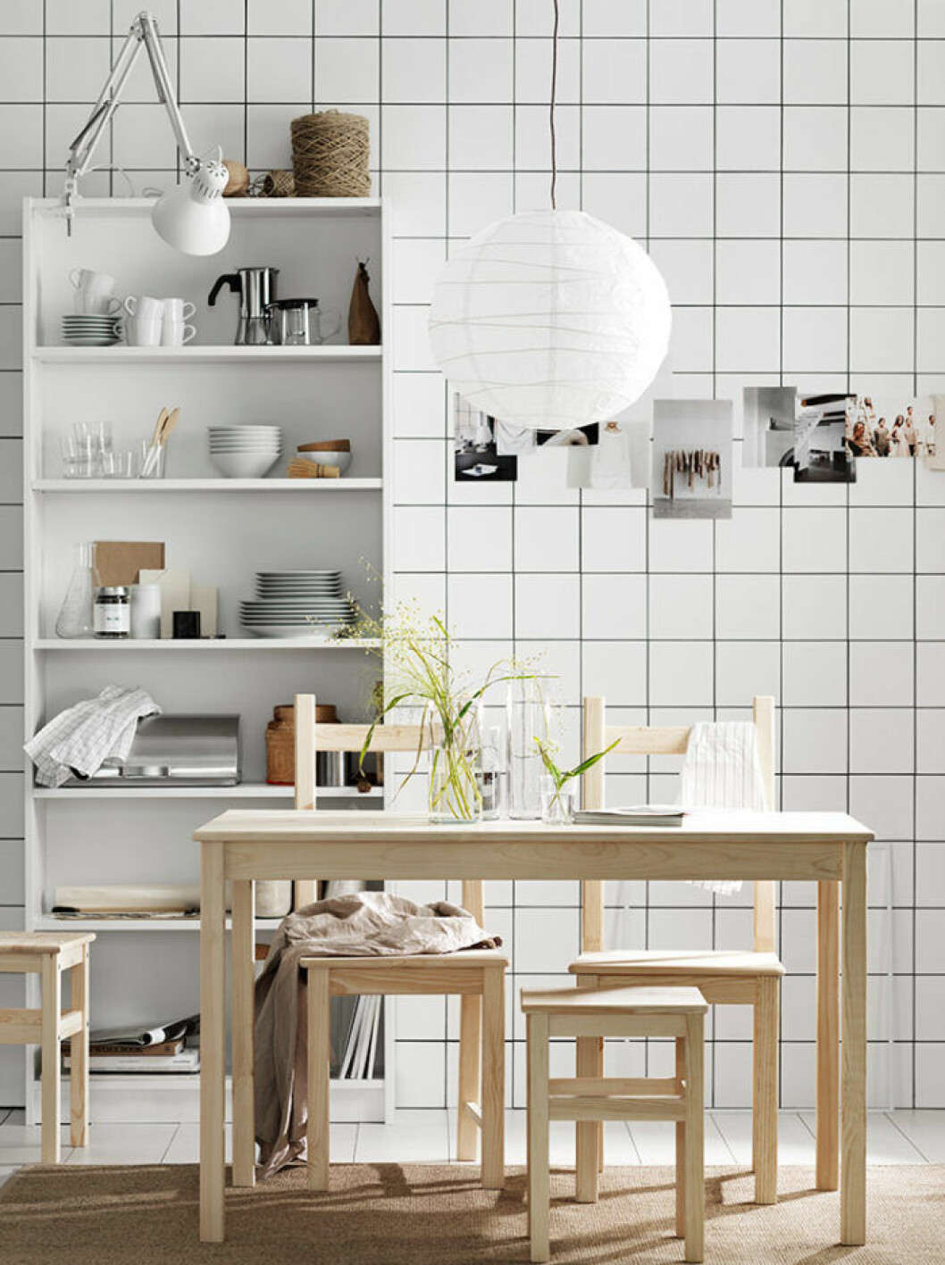 Foto: Ragnar Ómarsson Styling: Pella Hedeby för <a href="http://livethemma.ikea.se/ikeas-basrecept-a-la-studio-toogood/" target="_blank" rel="noopener">Ikea Livet hemma</a> Vitt kök med öppet skåp, matbord och stolar i ljust trä.