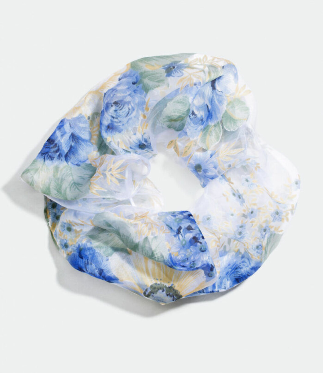 scrunchie med blåa blommor