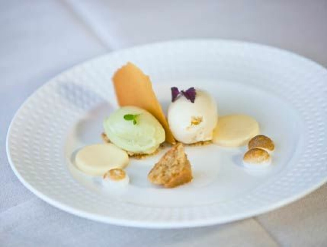 Glass, pannacotta och maräng smaksatta med örter