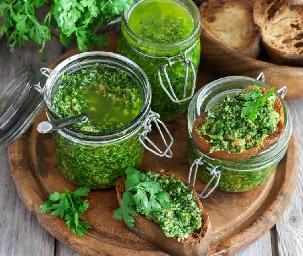 Gör en god pesto av dina vissna örter! Foto: IBL Gör en god pesto av dina vissna örter! Foto: IBL