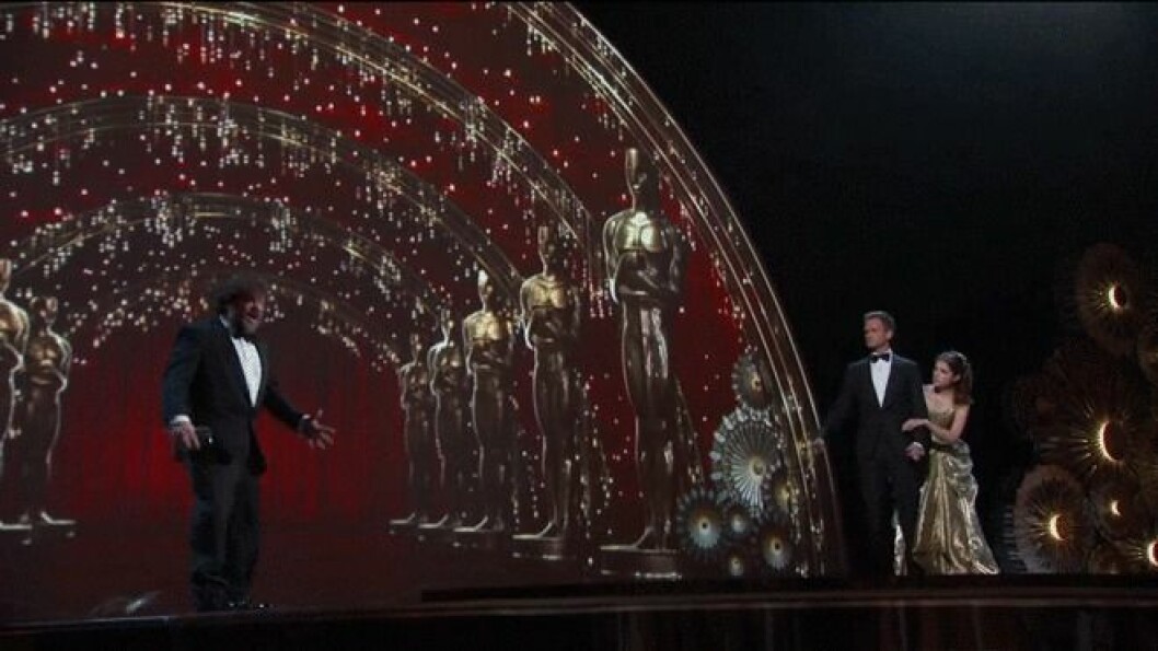 oscars-gifs-anna-kendrick-jack-black-shoe
