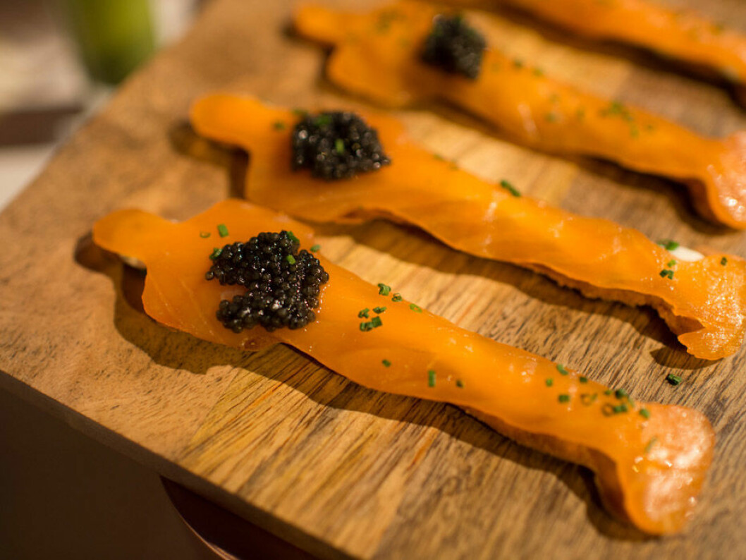 Oscarsstatyetter av rökt lax på brioche med iransk kaviar. <a href="http://www.architecturaldigest.com/story/oscar-party-recipes" target="_blank" rel="noopener">Foto och recept.</a> Oscarsstatyetter av rökt lax på brioche med iransk kaviar.