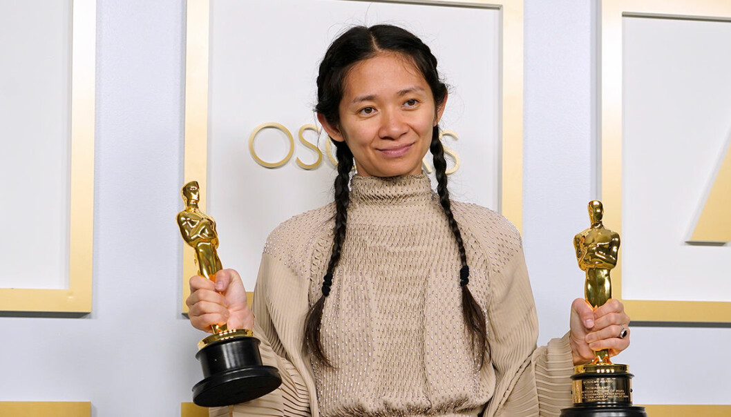 Chloé Zhao vann en Oscar för bästa regi med Nomadland – skriver historia