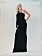 Fotomodellen har på sig en lång svart klänning med en arm, från Saint Laurent.